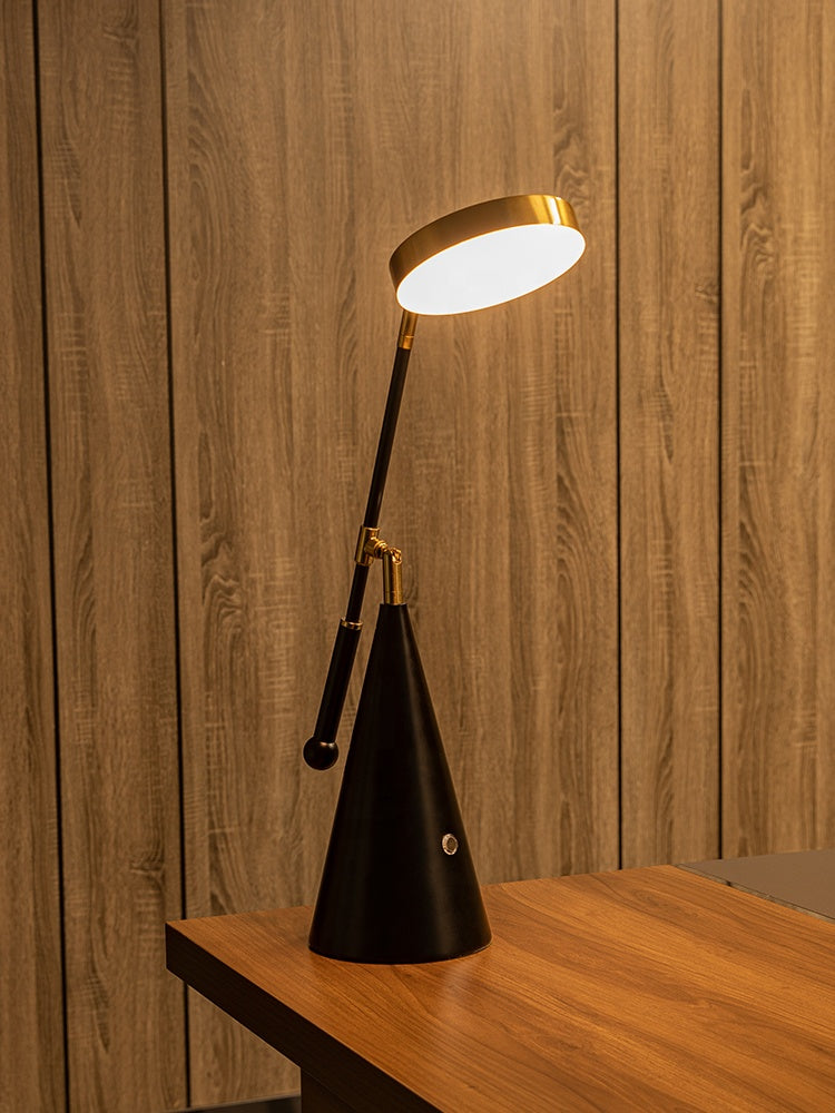 Luxe verstelbare LED tafellamp met conische voet 5